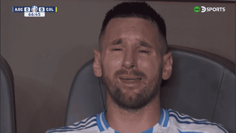 El capitán argentino completamente quebrado y llorando tras salir del campo.