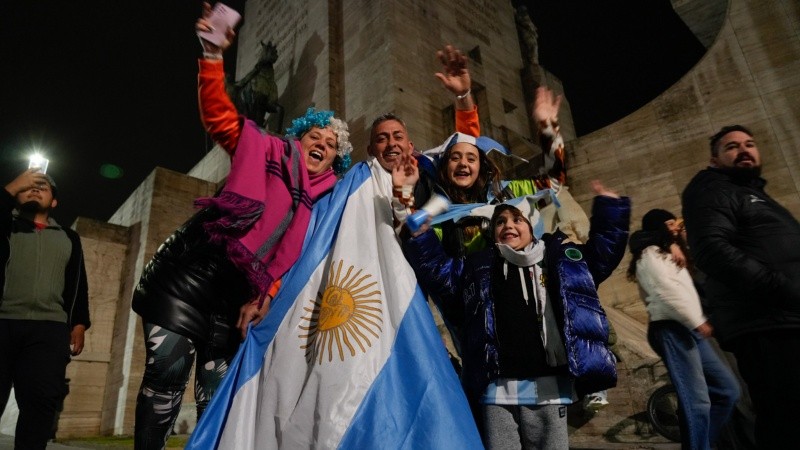 Los festejos de los rosarinos en el Monumento y las calles de la ciudad.