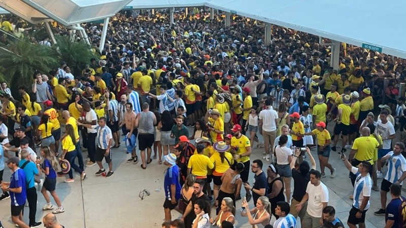 Hinchas ingresan sin control al estadio Hard Rock.