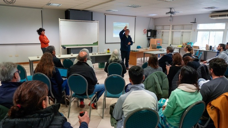 La charla con ingenieros agrónomos y productores en un salón de Inta Oliveros.