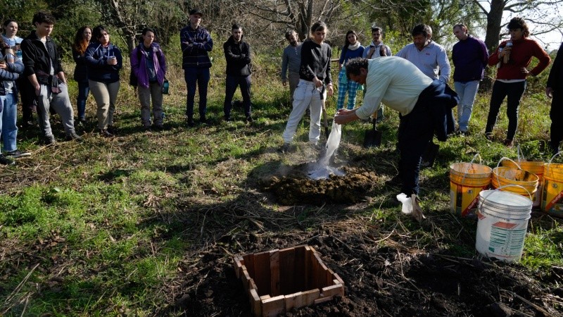 Después de la charla, hicieron un preparado biodinámico basado en estiércol fresco de vaca.