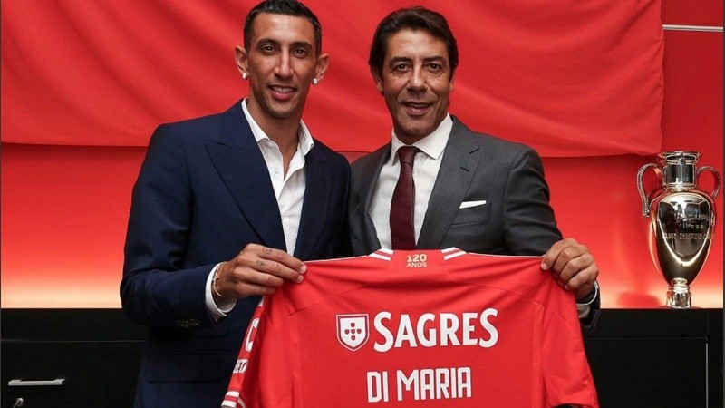 Di María junto a Rui Costa, el presidente del Benfica.