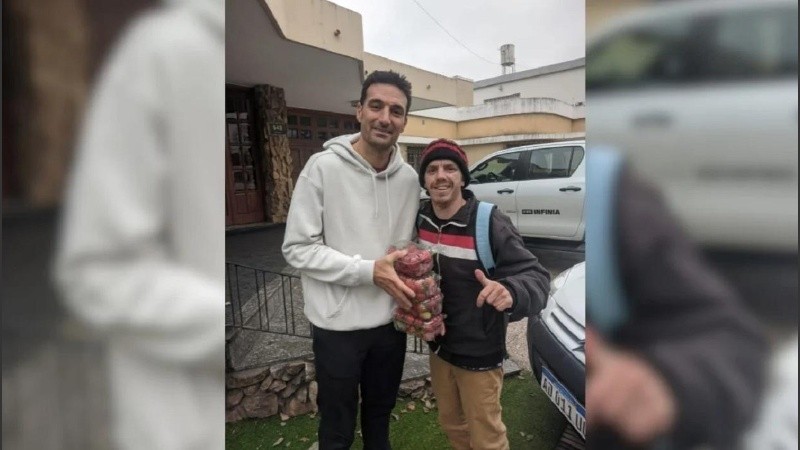 La foto de Scaloni y el periodista de Coronda con las cajas de frutillas.