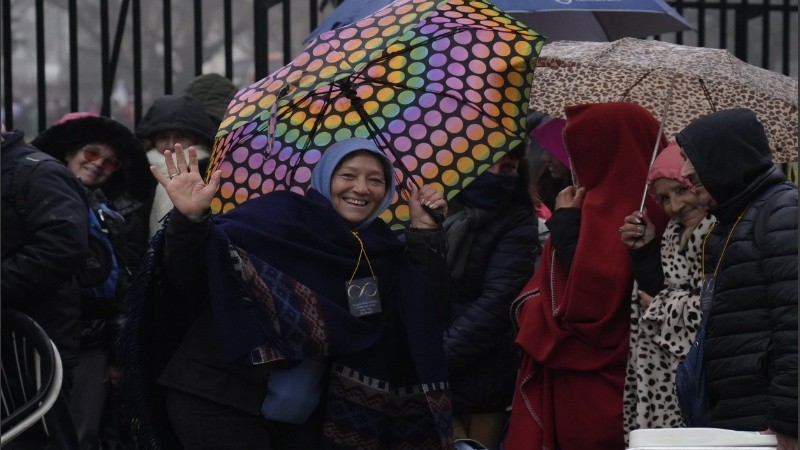 Un mar de paraguas, la espera a Leda este martes gris y frío.