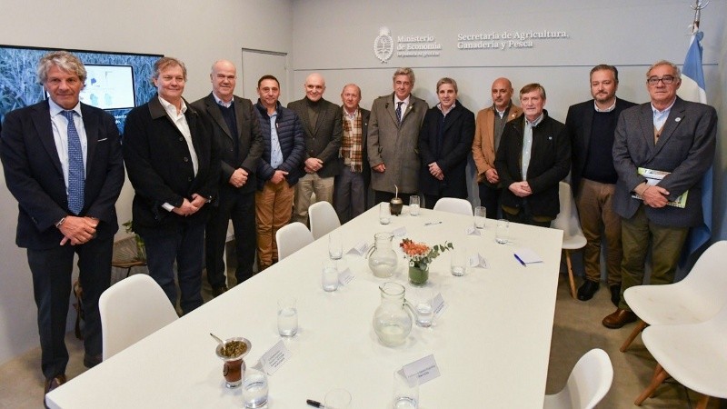 El ministro de Economía Luis Caputo se reunió con los presidentes de las entidades de la Mesa de Enlace.