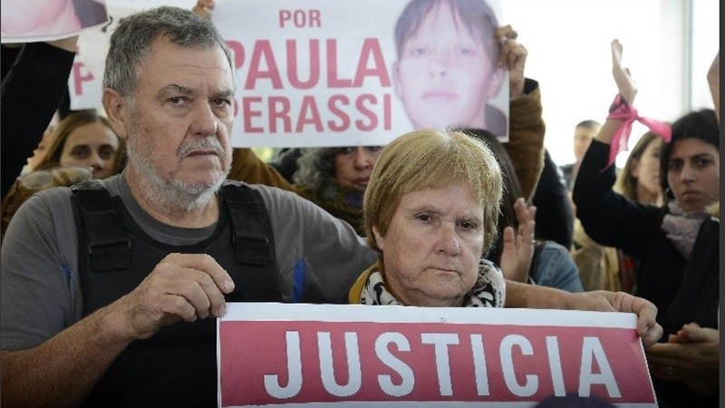 Alberto y Alicia, padre y madre de Paula, en una de las tantas movilizaciones en pedido de Justicia por su hija.