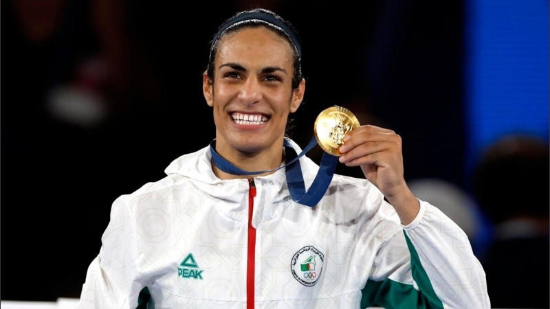  Imane Khelif de Argelia posa en el podio con la medalla de oro conseguida en París 2024.