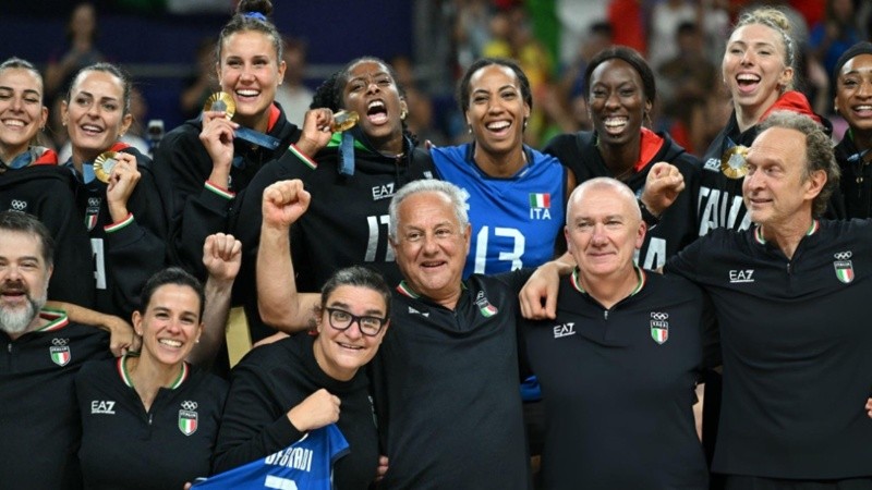 El entrenador argentino Julio Velasco le dio al voley femenino de Italia su primera medalla dorada.