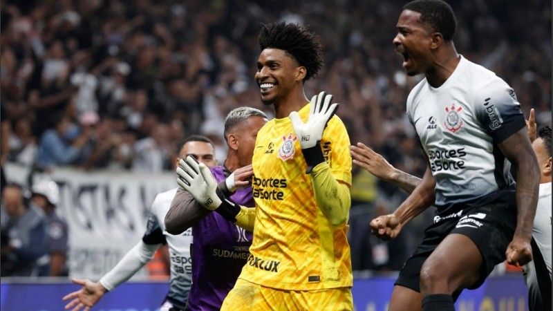 Hugo Souza, el arquero de Corinthians, tras ganar la serie por penales.