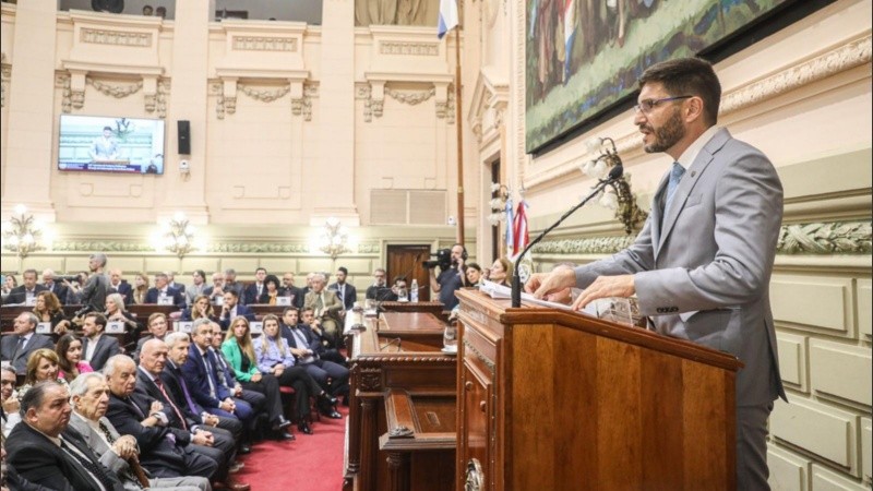 Por primera vez desde su gestión el gobernador abrió el período de sesiones ordinarias de la Legislatura.