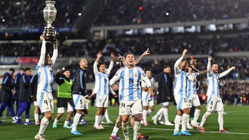 La selección, a puro festejo con la Copa América después de la goleada a Chile