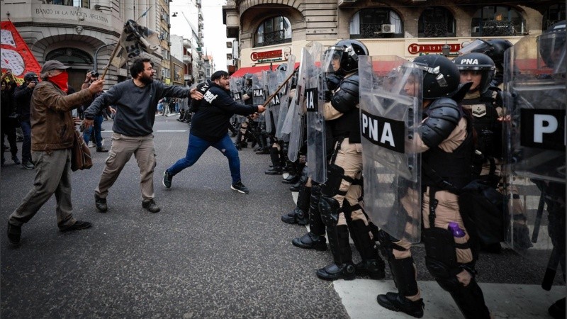 Incidentes entre la Policía y manifestantes en las afueras del Congreso.