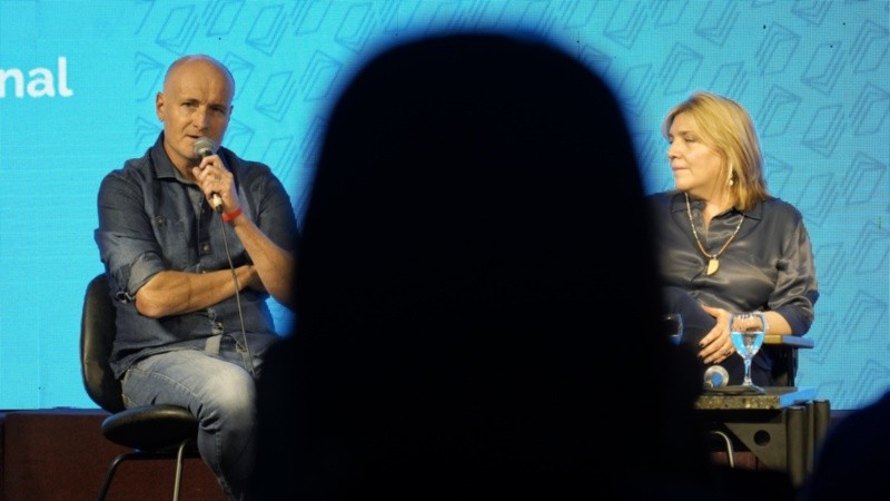 La presentación del libro sobre Leda en la feria rosarina.