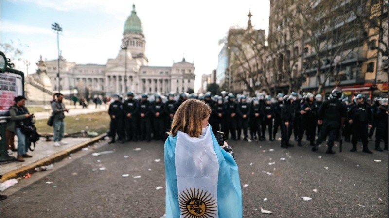 Incidentes entre la Policía y manifestantes en las afueras del Congreso.