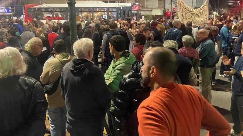 Ruido de cacerolas y expresiones en pancartas contra la medida.