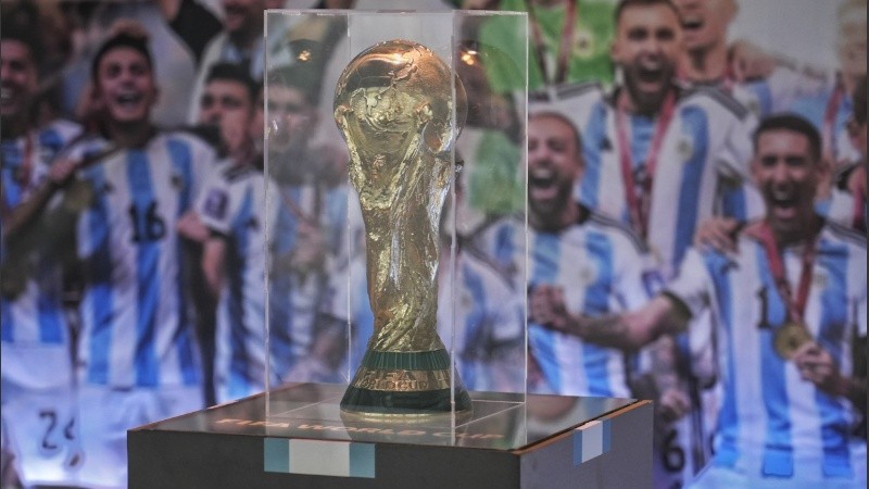 La hinchada ya se acerca a La Fluvial a sacarse su foto con la copa.