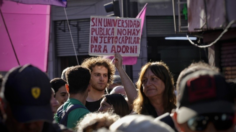 La marcha por el centro de Rosario con carteles y consignas.