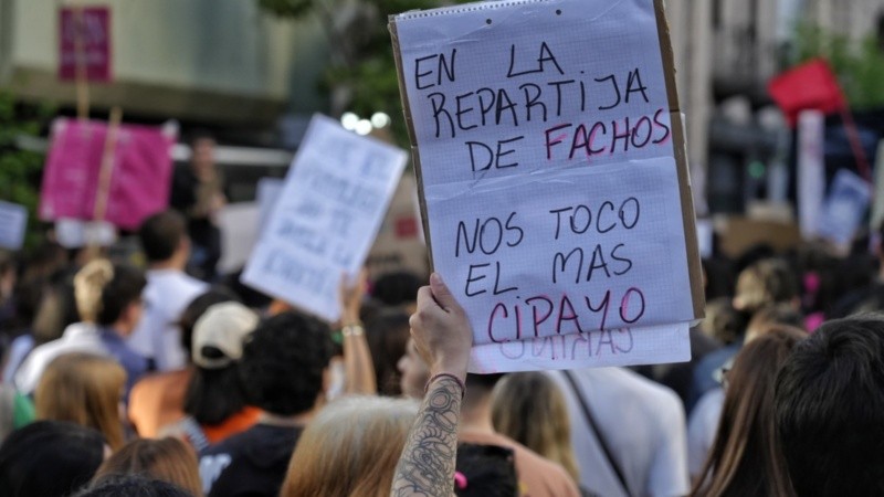 Los carteles más ingeniosos de la marcha universitaria de Rosario.