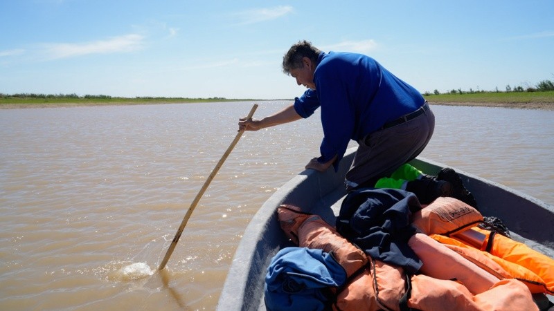 En el riacho que une la Laguna Grande con Victoria se formaron bancos de arena peligrosos.