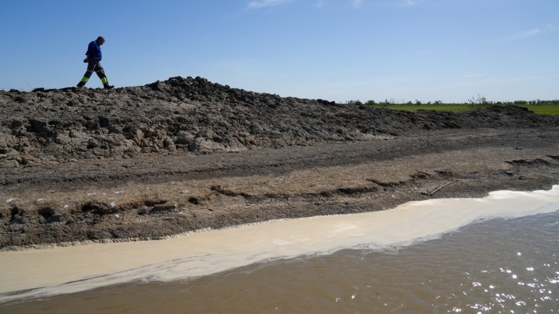 El terraplén al costado del riacho: de ese agua depende Victoria.