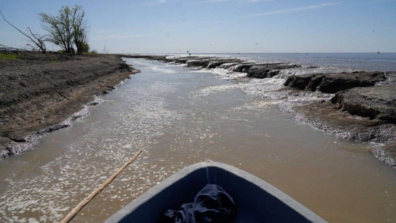 Lo que parecen pequeñas cascadas es la salida de la laguna, un fondo que drena.