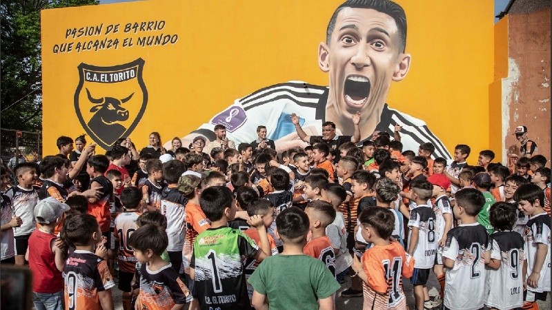 Los chicos del barrio disfrutaron del nuevo mural y del film, y jugaron a la pelota por la tarde.