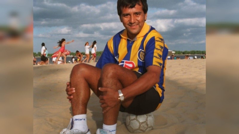 El Negro Palma con la pelota en una playa.