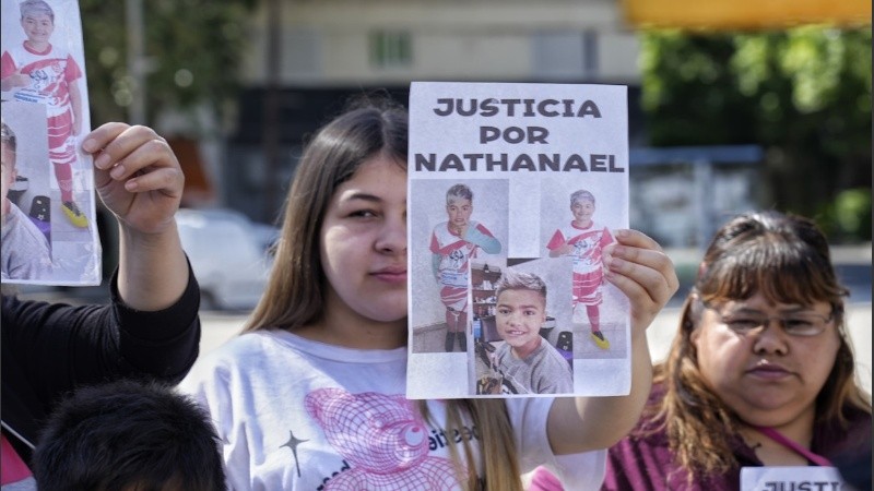 Familiares y amigos de Nathanel, el niño de 9 años, quien falleció producto de un impacto con el camión mientras iba con su madre en una moto