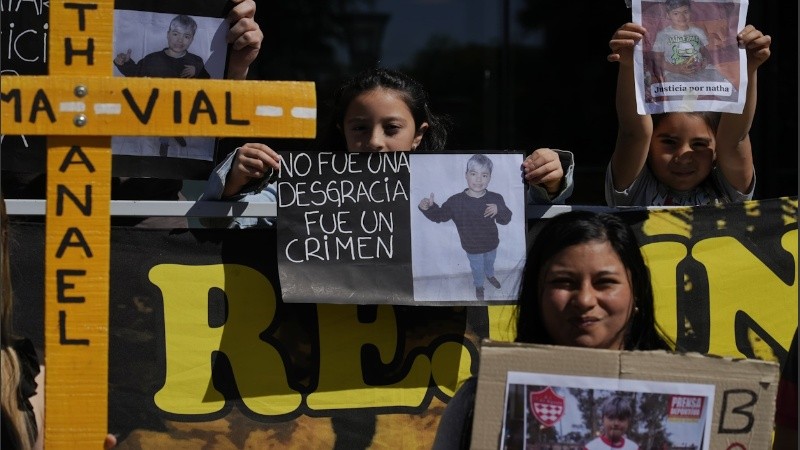 Familiares y amigos de Nathanel, el niño de 9 años, quien falleció producto de un impacto con el camión mientras iba con su madre en una moto