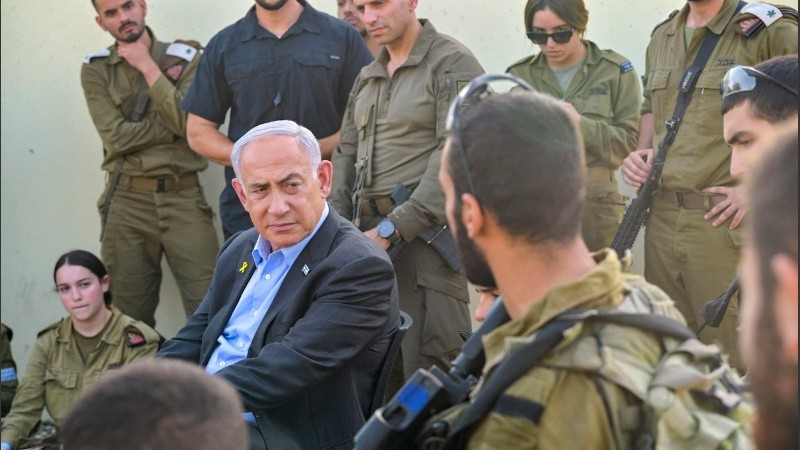 El primer ministro de Israel, Benjamín Netanyahu en su visita a la base militar de Golani, junto a la norteña ciudad de Haifa.