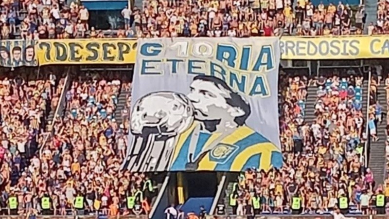 La bandera en homenaje a Palma que se desplegó en una de las plateas del estadio.