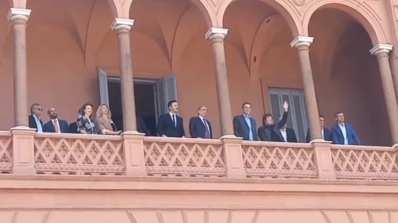 Milei acompañado por sus funcionarios salió al balcón de la Casa Rosada.