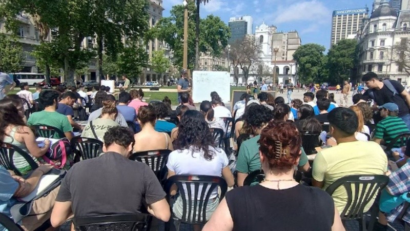 La clase pública en la Plaza de Mayo terminó en reclamo al presidente Javier Milei que salió al balcón a saludar por su cumpleaños.