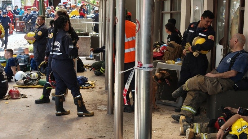 El operativo continuaba sin descanso en la cuadra del edificio, a metros de la playa.