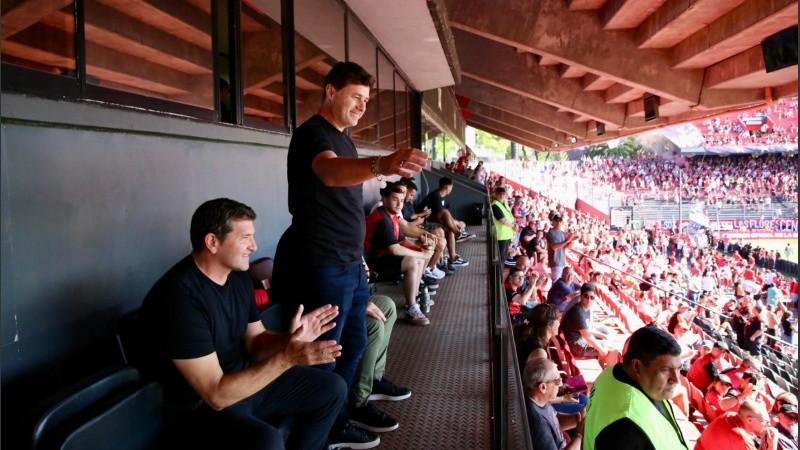 Pochettino junto a Capria en uno de los palcos del Coloso.