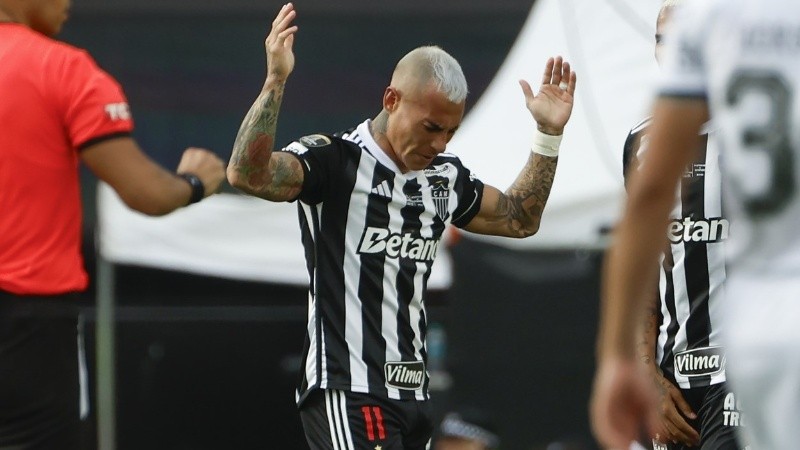 Eduardo Vargas celebra su gol para el descuento del Mineiro.