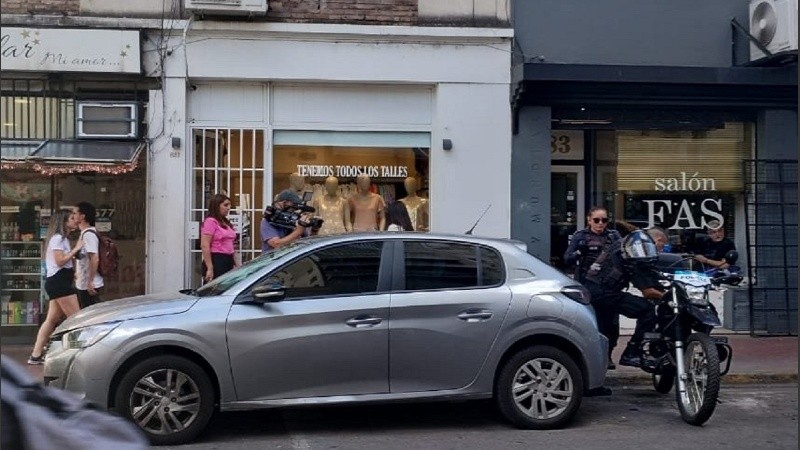 El auto donde permaneció varias horas encerrado el animal, y donde finalmente murió.