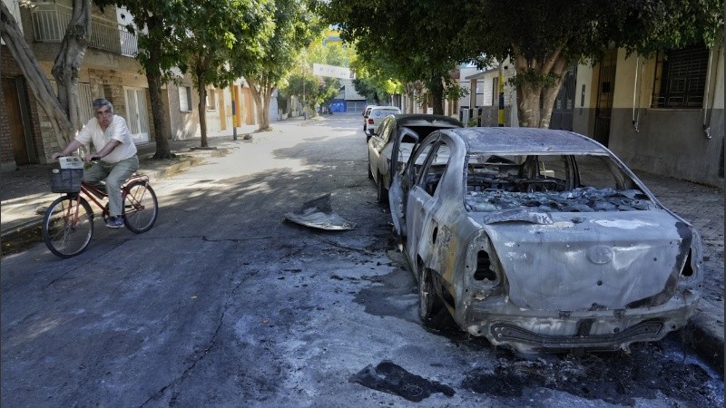 Los autos alcanzados por el fuego a metros de la cancha auriazul.