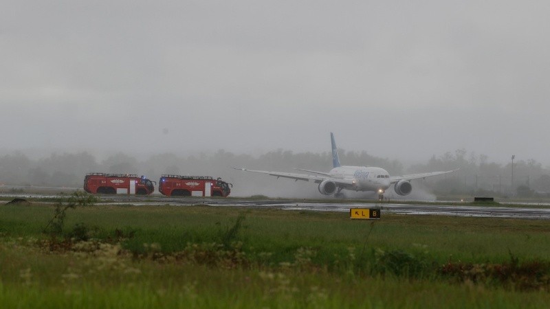 El Boeing 787 800 al momento de descender en el aeropuerto Silvio Pettirossi.