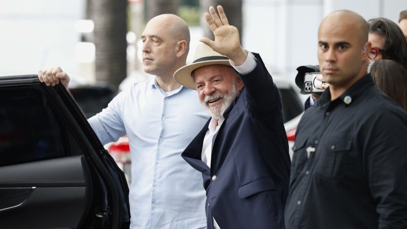 Lula sale del Hospital Sirio Libanés donde ingresó estos últimos días.