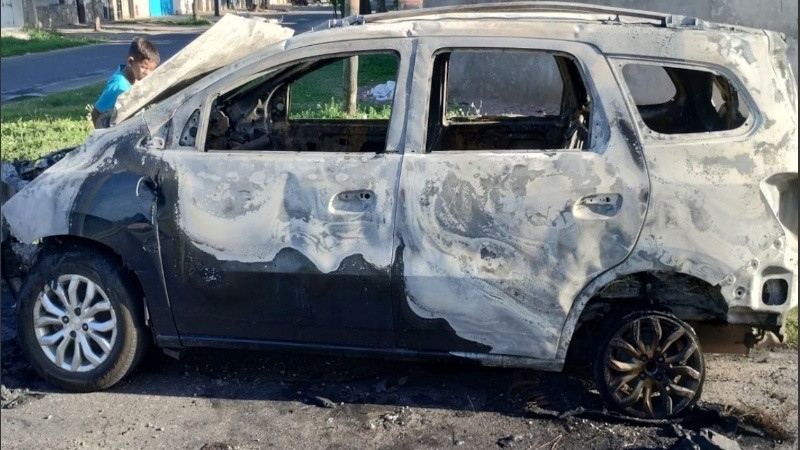 Así quedó el coche incendiado.