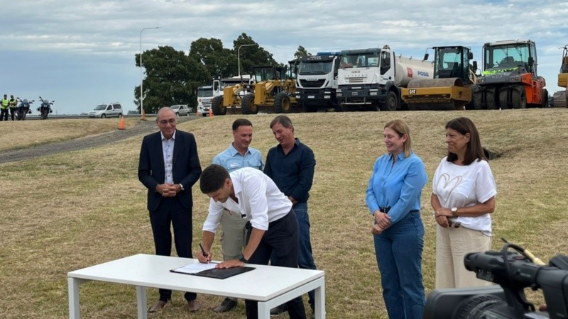 El gobernador Maximiliano Pullaro firmó este lunes el acta que pone en marcha la construcción de un tercer carril en los primeros 16 kilómetros de la autopista a Santa Fe