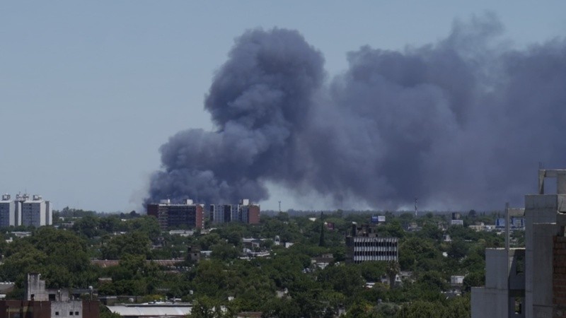 El incendio de Alvear visto este martes desde el centro de Rosario.