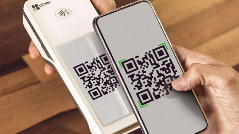 El BCRA  decidió incorporar al sistema de QR interoperable los pagos con tarjeta de débito en pesos y dólares.