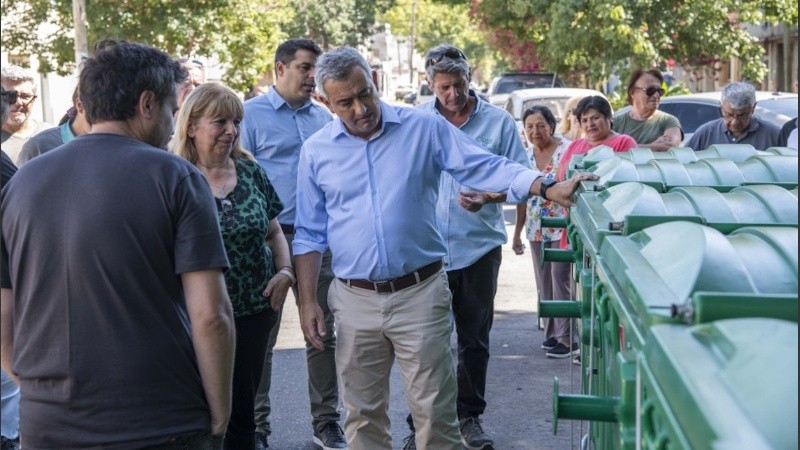 El intendente Pablo Javkin, junto al secretario de Ambiente y Espacio Público, Luciano Marelli, presentó este jueves nuevos contenedores para residuos domiciliarios que se colocarán en distintos sectores de los barrios la Guardia y Matheu, en el distrito sur.