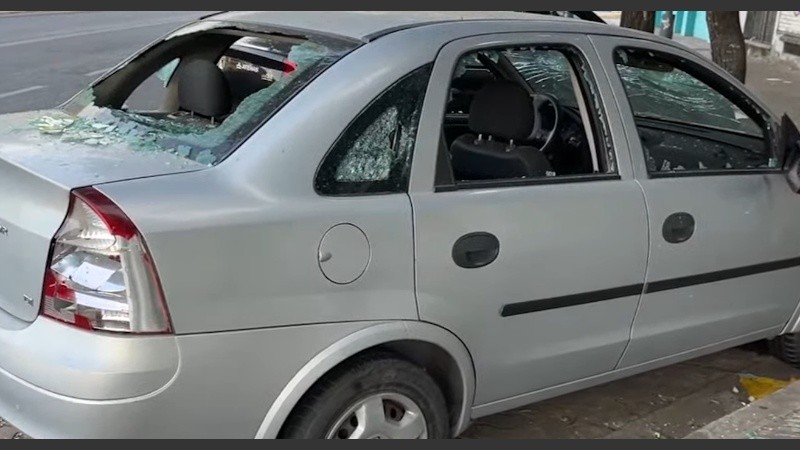 Así quedó el auto tras ser apaleado por su dueño.