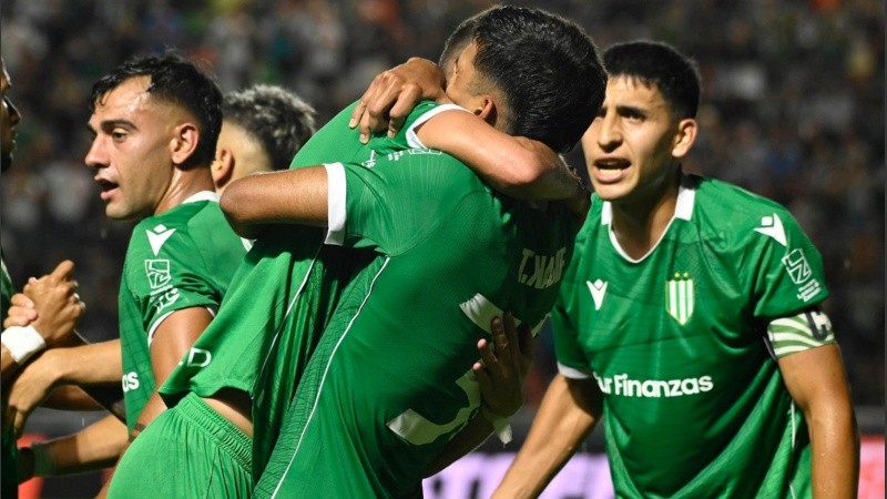 Banfield celebra el segundo tanto del partido.