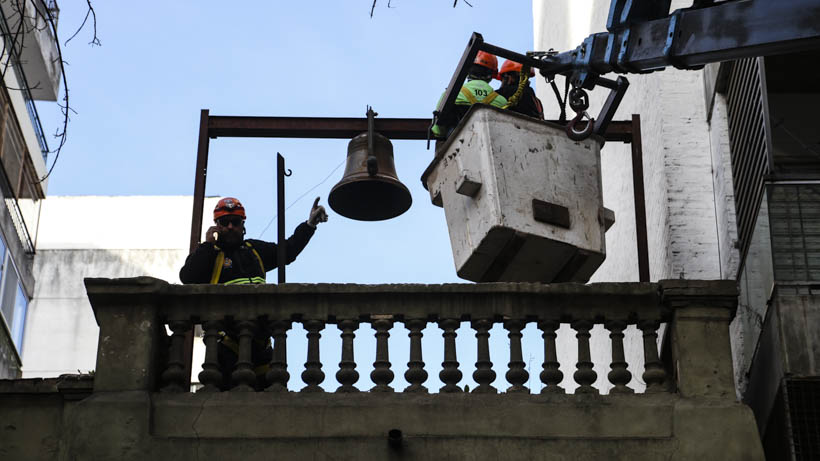 Hubo un operativo especial para sacar las campanas ubicadas en 3 de Febrero al 500. (Foto: Alan Monzón/Rosario3)
