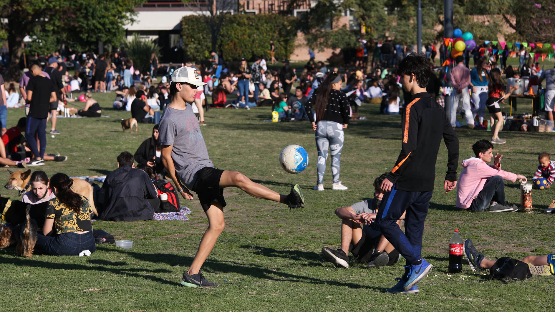Dos jóvenes juegan a la pelota este martes por la tarde en la costanera central. (Alan Monzón/Rosario3)